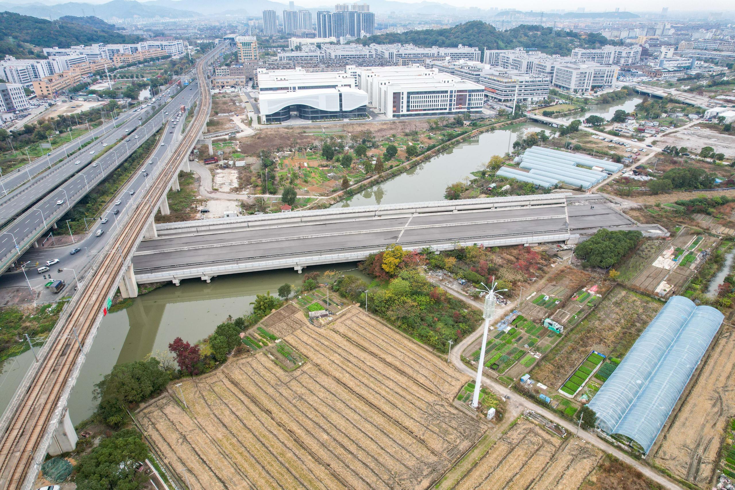 疏港公路與橫峰大道連接線工程（橫峰大道跨桐山溪橋、跨高洋河橋）（參建）