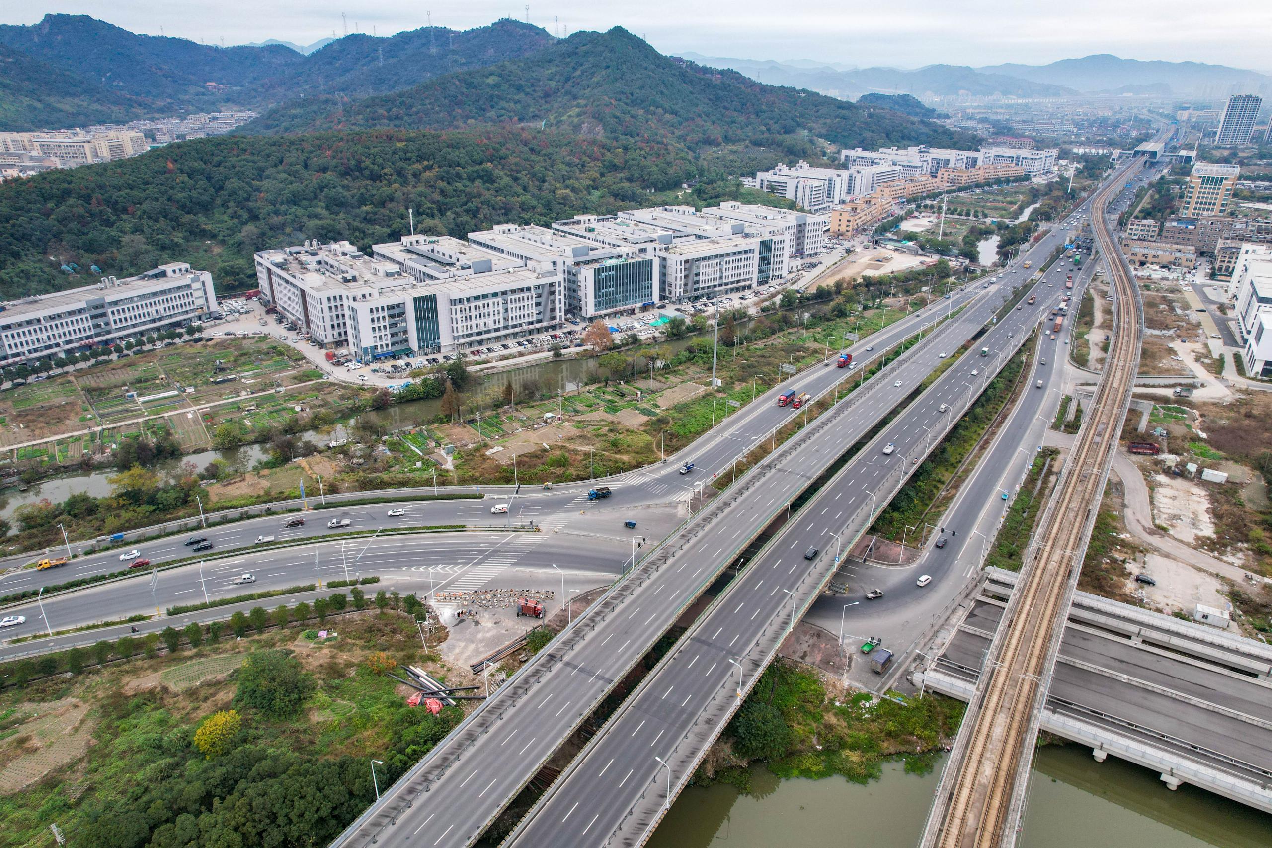 溫嶺澤國(guó)至玉環(huán)大麥嶼疏港公路工程（溫嶺段）公路項(xiàng)目橫峰互通路面標(biāo)段施工